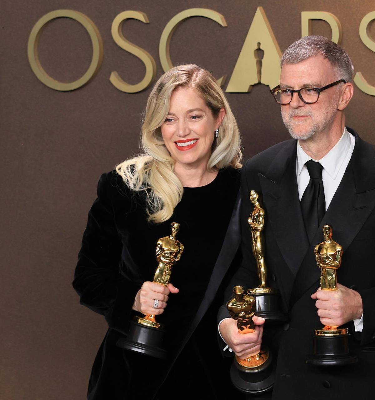 Sara Murphy y Paul Thomas Anderson posan con la estatuilla a mejor película por <i>One Battle After Another </i>, en la ceremonia 98º de los premios Óscar, en Los Ángeles. Aunque la favorita era <i>Sinners</i>, que llegó a la gala con un récord histórico de 16 nominaciones, la noche terminó consagrando la comedia dramática