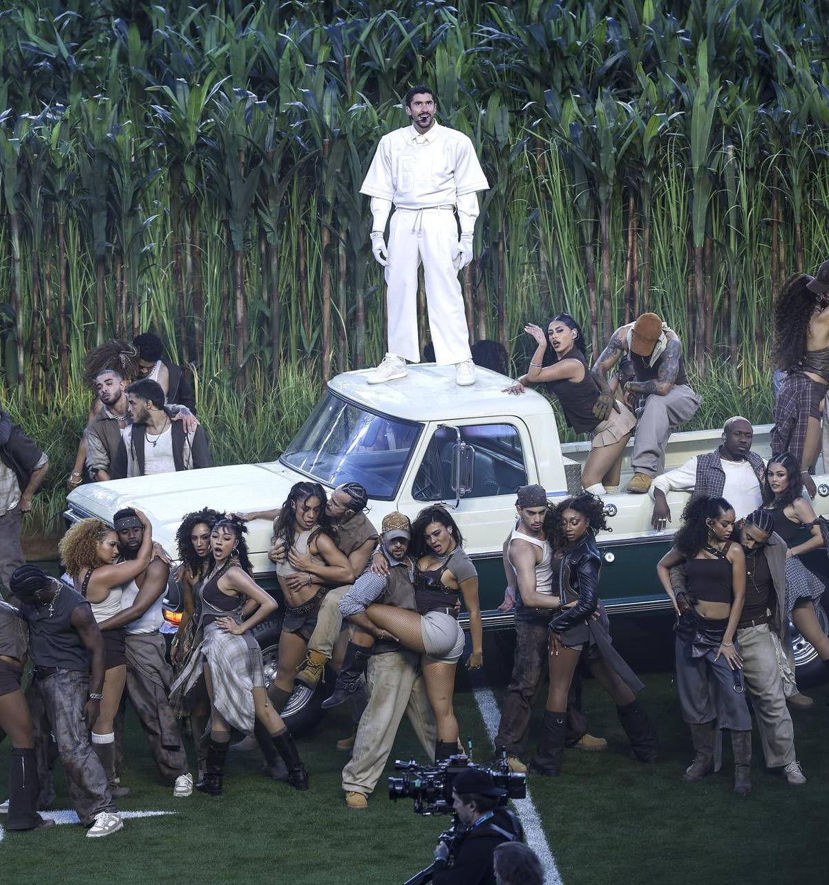 Bad Bunny puso a todo el mundo a bailar desde uno de los escenarios más importantes del mundo, haciendo historia, en español, y dirigiendo un espectáculo que incluyó una celebración cargada de orgullo por la herencia latina