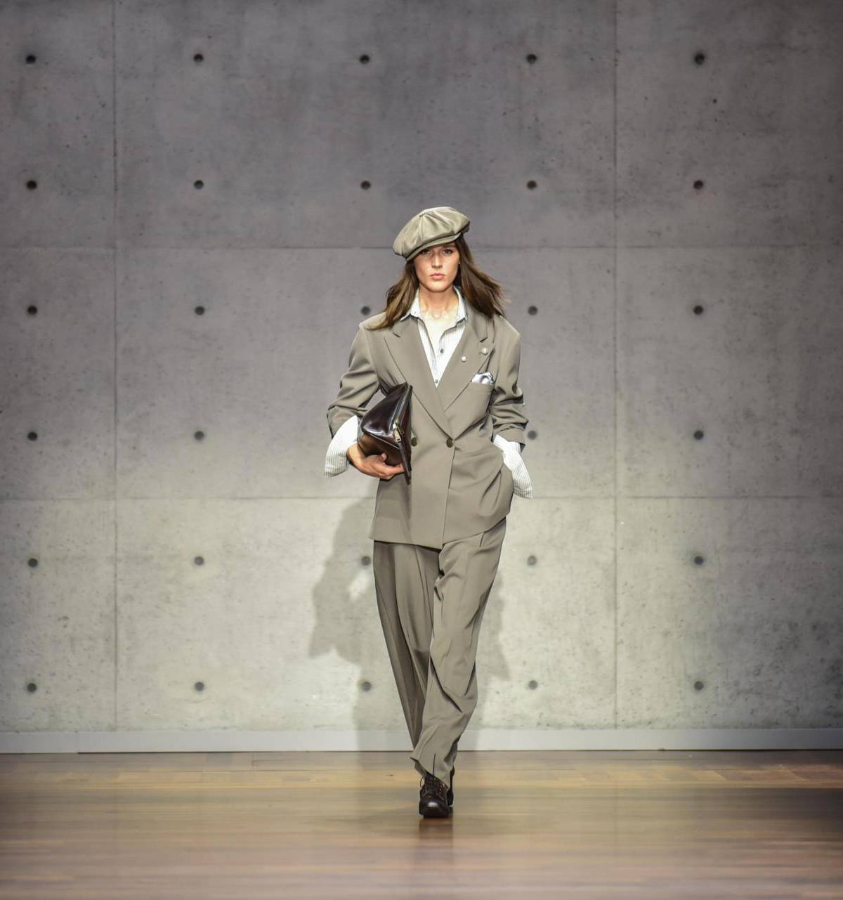 Modelos vestidas en blazers cruzados en una paleta de colores que iba del beige grisáceo al marrón, con toques de azul y violeta, desfilaron en la pasarela de Emporio Armani en la Semana de la Moda de Milán Otoño Invierno 2026/2027, dedicada al fundador de la firma, Giorgio Armani