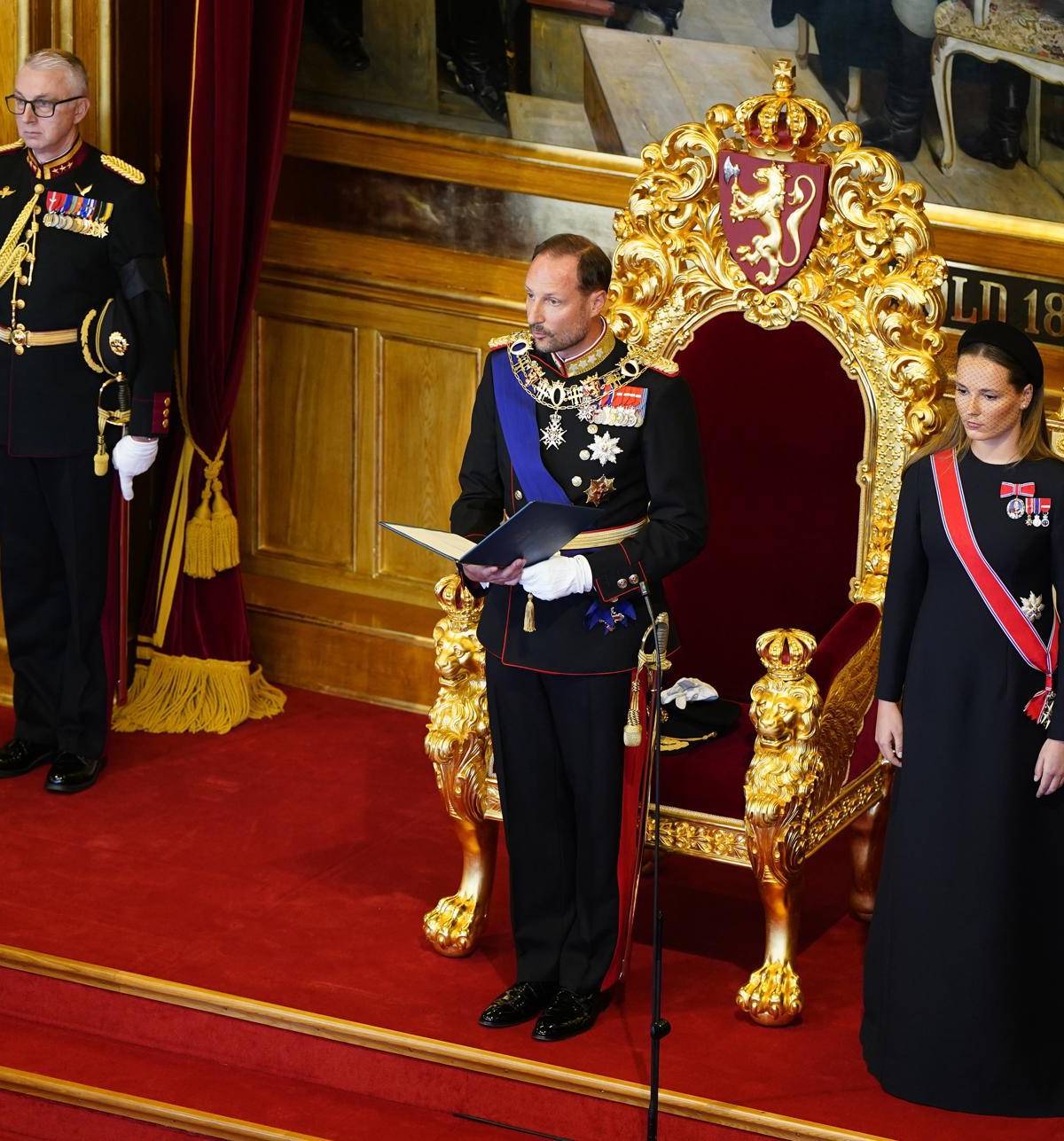 El rey Haakon VIII realizó el juramento constitucional que marca el comienzo de su reinado, en el día en el que cientos de noruegos comenzaron a desfilar ante el féretro de su padre, Harald V, quien murió el viernes 28 de agosto