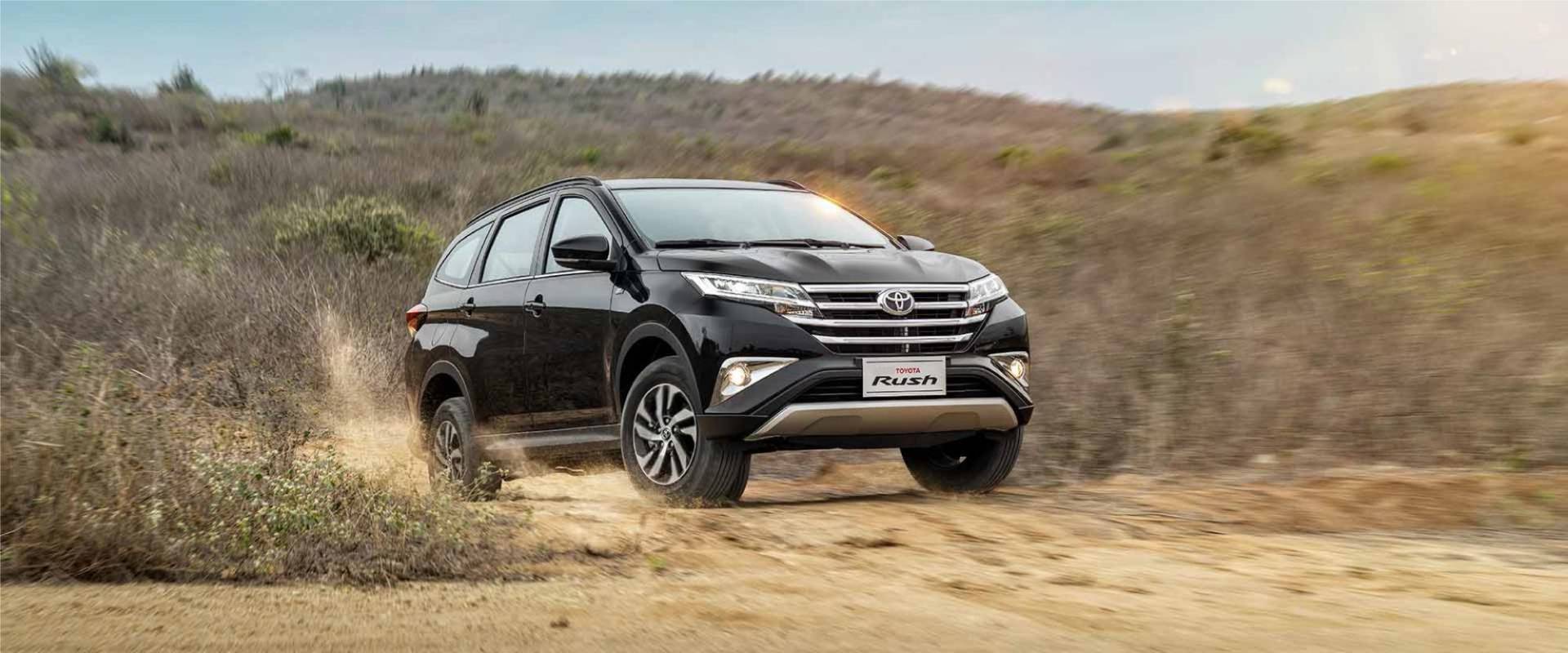 El Toyota Rush tiene una estructura aerodinámica y deportiva que garantiza una conducción eficiente. Su carrocería de acero reforzada absorbe y dispersa la energía de los impactos, priorizando la seguridad de los ocupantes.
