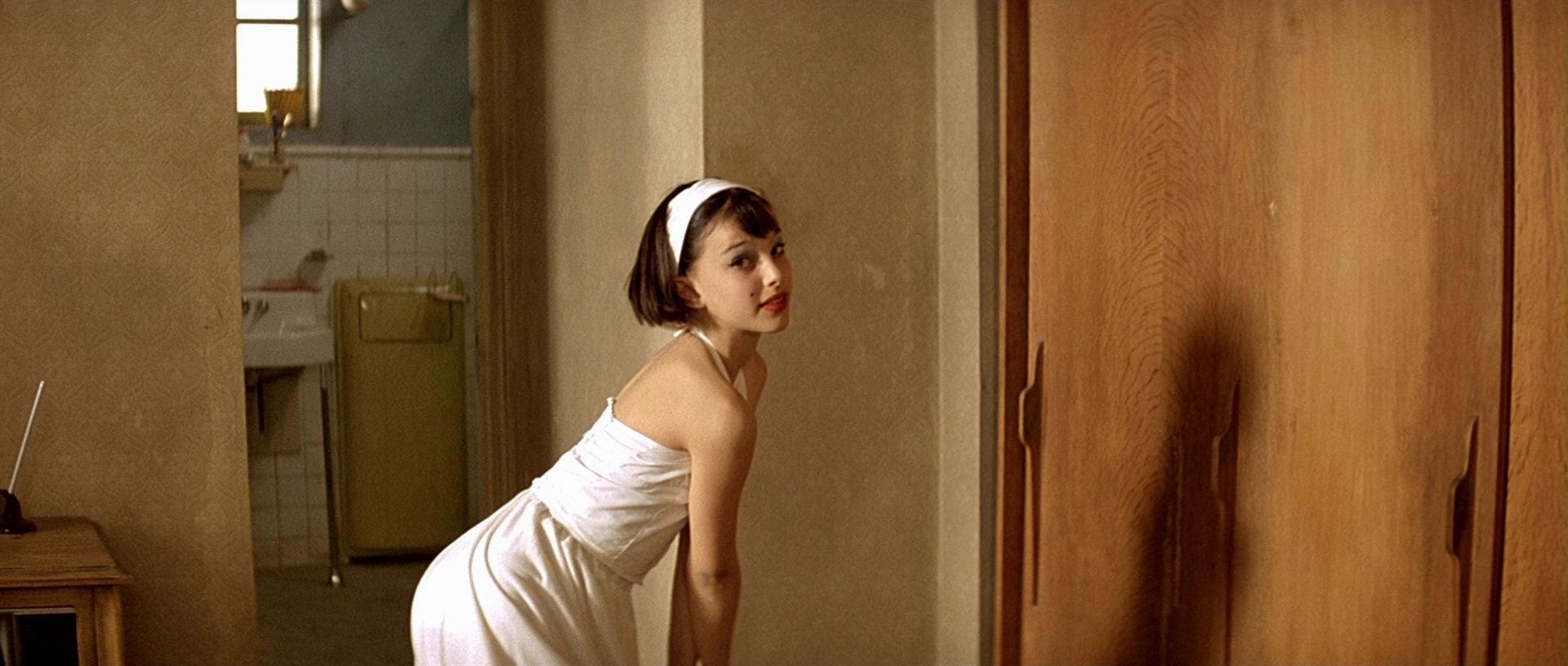 <b>Natalie Portman en Léon: The professional</b>Tenía 12 años cuando protagonizó esta película que se trataba de un asesino en serie de quien aprendió a usar armas. Natalie fue acosada por años y en una entrevista para el podcast Armchair Expert, de Dax Shepard, reveló: “Ser sexualizada de niña me quitó mi propia sexualidad”.