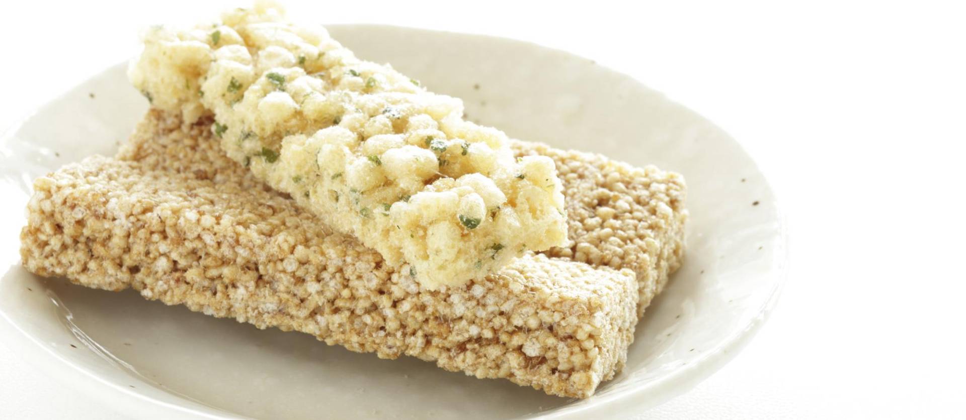 El kaminari okoshi es un dulce japonés y su principal ingrediente es el arroz, se elabora al tostar los granos de arroz hasta que revienten. 