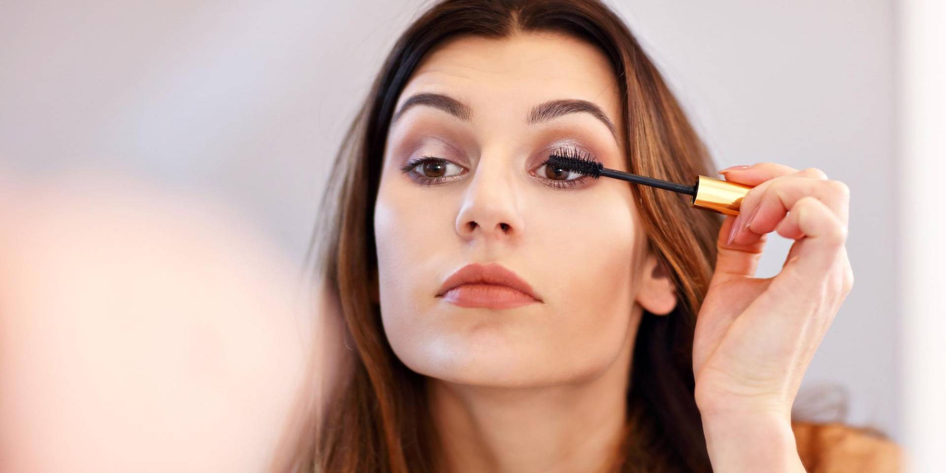 10. Respecto al maquillaje, nada mejor que un arreglo minimalista, pero algo de producción al fin. Sabemos que refuerza la seguridad personal y fomenta la aceptación social. Un maquillaje muy cargado envejece y una cara completamente lavada, tampoco aplica. Manos y pies cuidados; y fragancia siempre en cantidades justas. 