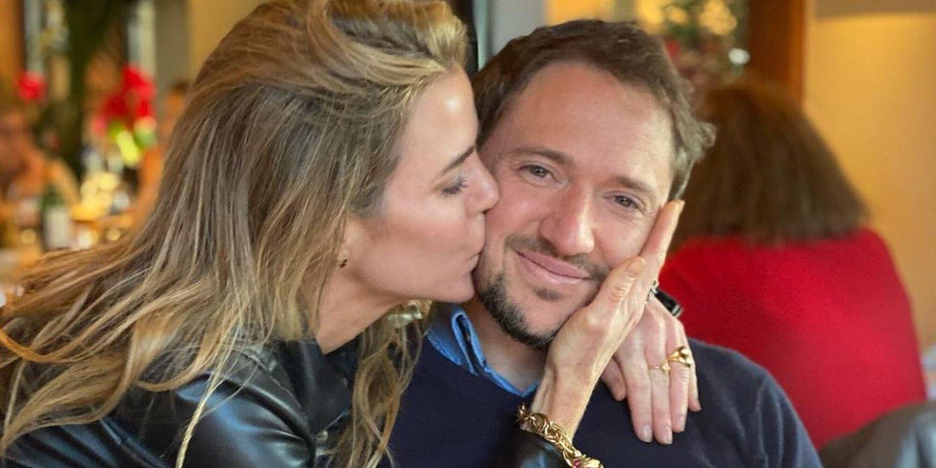 Amelia Bono, empresaria e hija del exministro español José Bono, y Manuel Martos, hijo del famoso cantante Raphael, comenzaron su relación en 2008 y formaron una sólida familia con cuatro hijos. Durante años, fueron considerados una de las parejas más estables del panorama social español. Sin embargo, en 2024, después de 16 años de matrimonio, anunciaron su separación de manera amistosa.