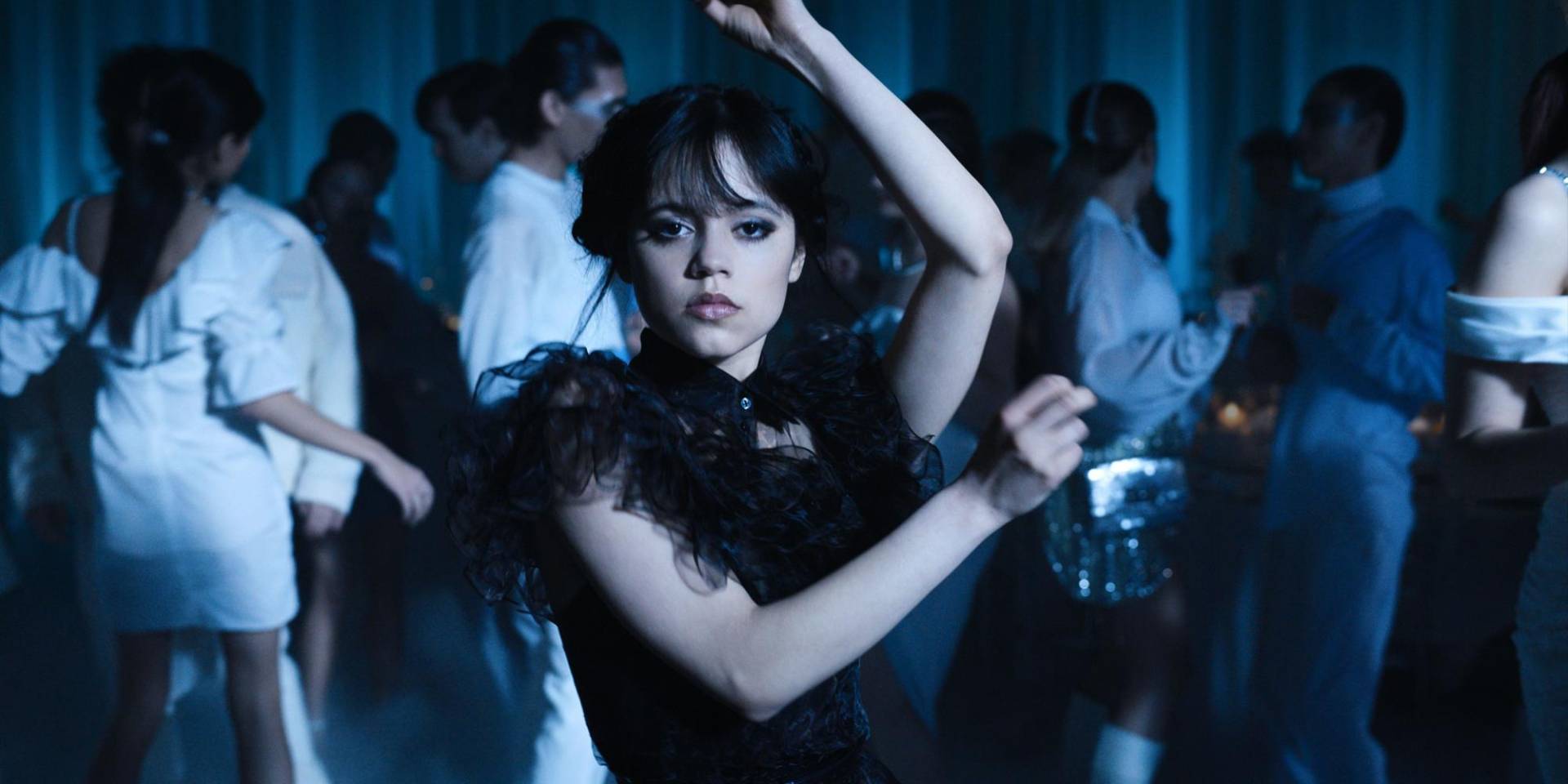 <b>Merlina regresa más oscura que nunca</b> A finales de noviembre se estrenó “Merlina” en Netflix, que hasta ahora todavía se mantiene en la cima del top 10 de la plataforma de streaming. Si no viste la serie, probablemente hayas visto algúnvídeoo de Jenna Ortega, la intérprete de Wednesday, bailando, lo cual se viralizó en las redes sociales. ¡Incluso Lady Gaga imitó este baile! Ansiamos ver la segunda temporada de esta entrega. 