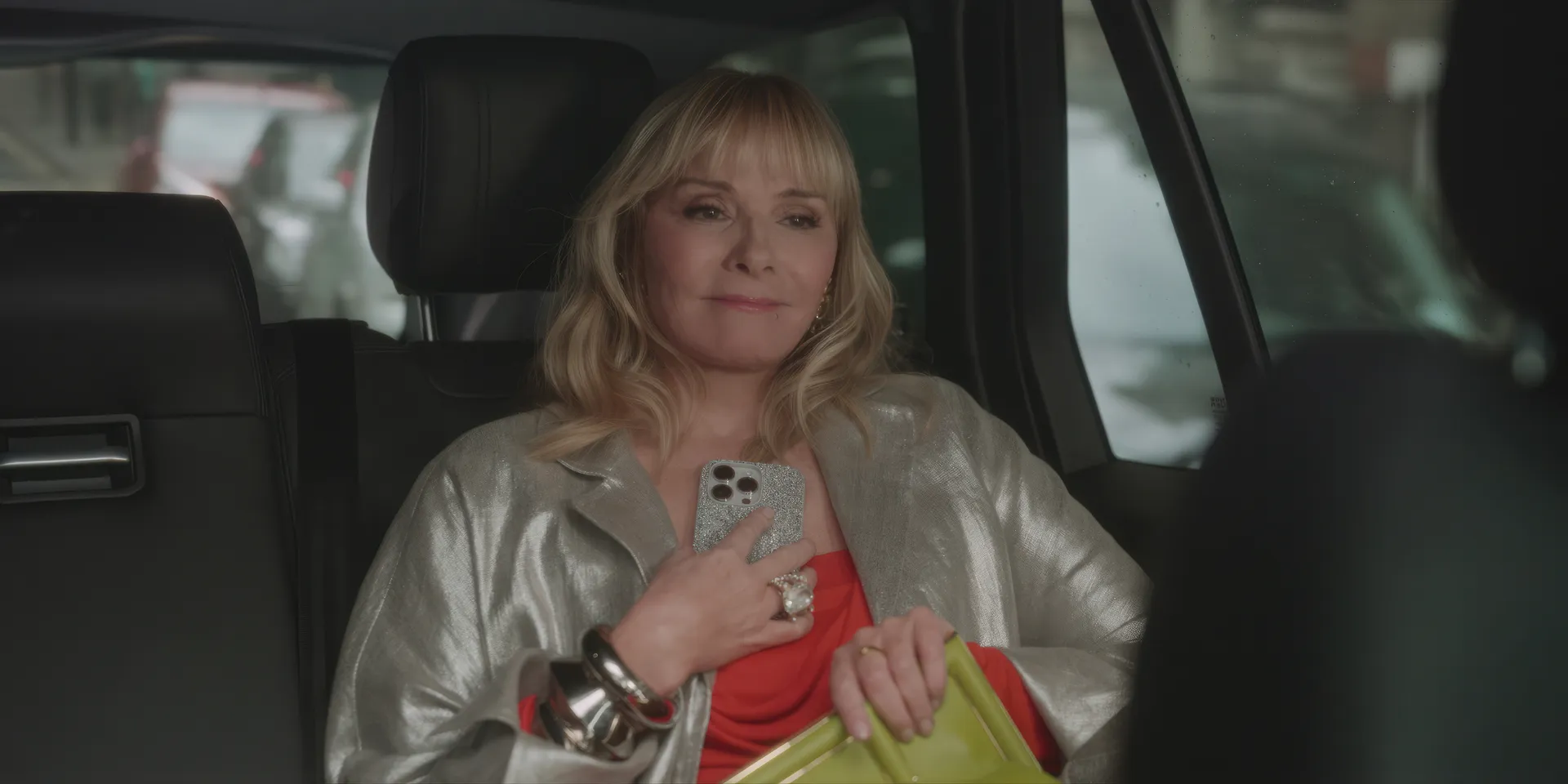 <b>Cameo de Samantha Jones en And Just Like That</b>La ausencia de Samantha Jones en And Just Like That ciertamente se hacía notar. Kim Cattrall con anterioridad había expresado que no pensaba regresar para el rebot de Sex and the City, por lo que los fans habían perdido la esperanza de volverla a ver en pantalla. Pero la aparición sorpresa del personaje en la segunda temporada del revival nos dejó llenos de emoción, nostalgía y alegría. ¡Gracias por volver, Samantha!