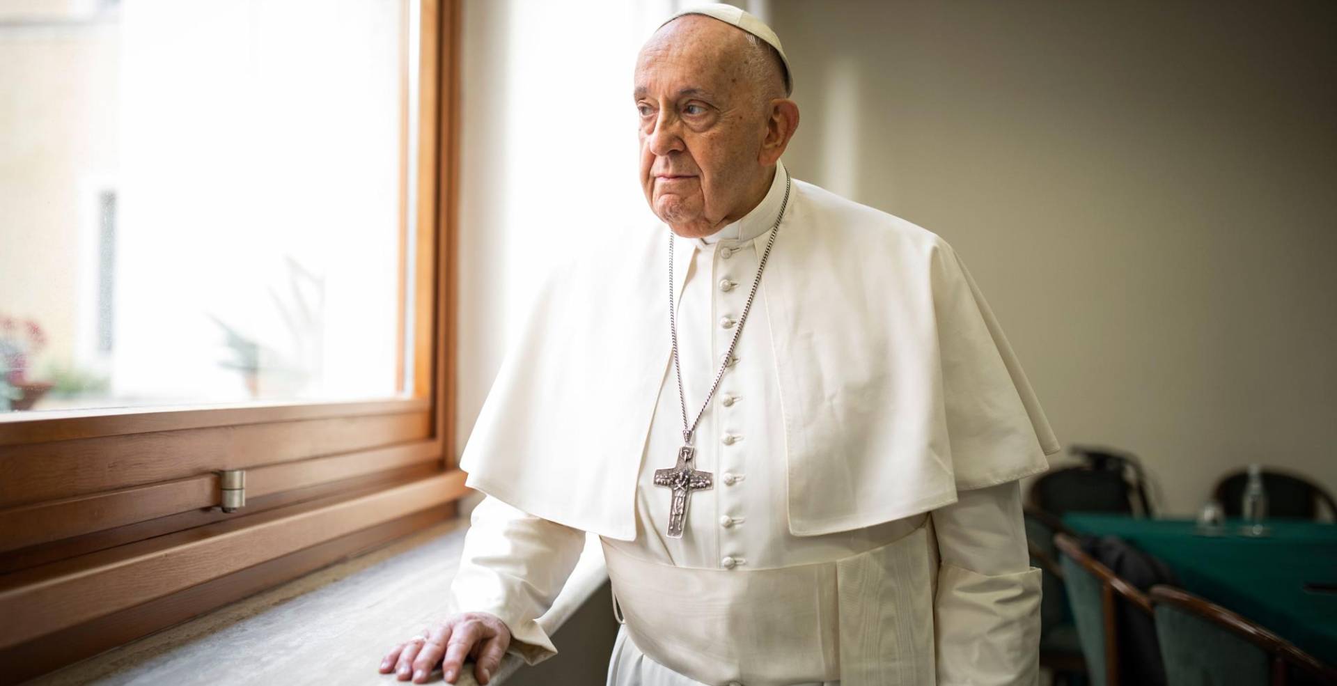 En lugar de habitar en los lujosos Apartamentos Papales del Palacio Apostólico, Francisco eligió residir en la Casa Santa Marta, una casa de huéspedes dentro del Vaticano. Esta decisión, sin precedentes en más de un siglo, subrayó su deseo de vivir en comunidad y evitar el aislamiento que podría conllevar la vida en el palacio. La Casa Santa Marta, construida en 1996, ofrece un ambiente más sencillo y compartido, alineado con la visión pastoral del Papa.