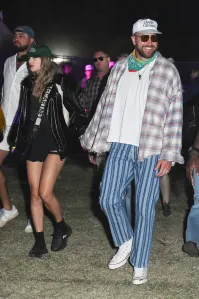 Taylor Swift regresó a Coachella luego de 8 años junto con su novio, Travis Kelce. La última vez que la cantante fue vista en el festival fue cuando promocionaba “This is what you came for”, de su entonces pareja, Calvin Harris.