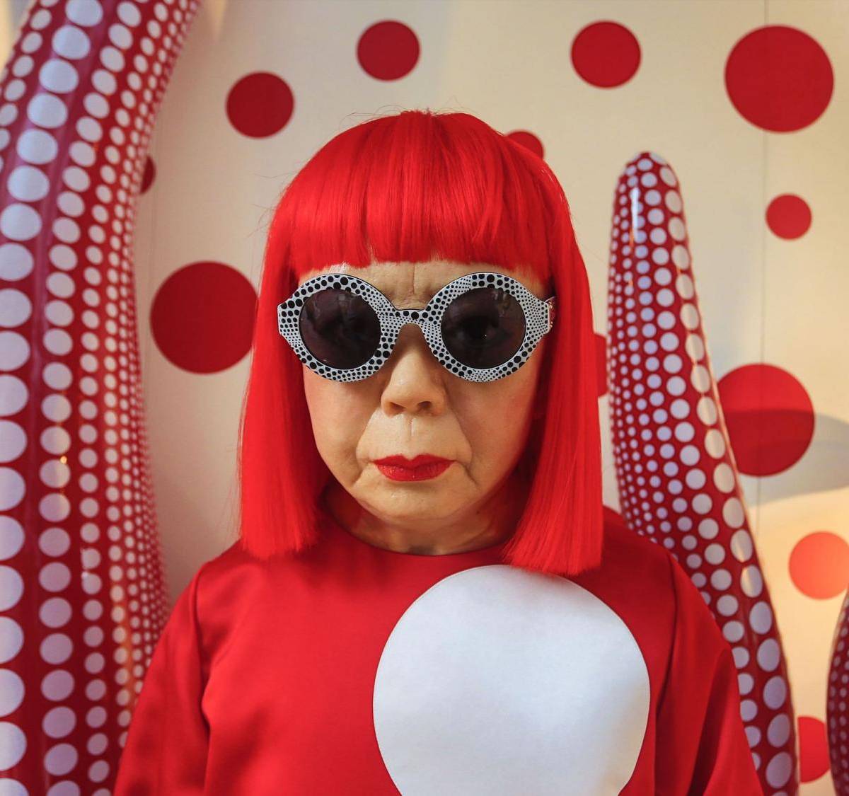 Marcada desde niña por las alucinaciones y el trastorno obsesivo compulsivo, Yayoi Kusama transformó sus experiencias personales en una obra vanguardista que conquistó museos, galerías y espacios públicos alrededor del mundo.