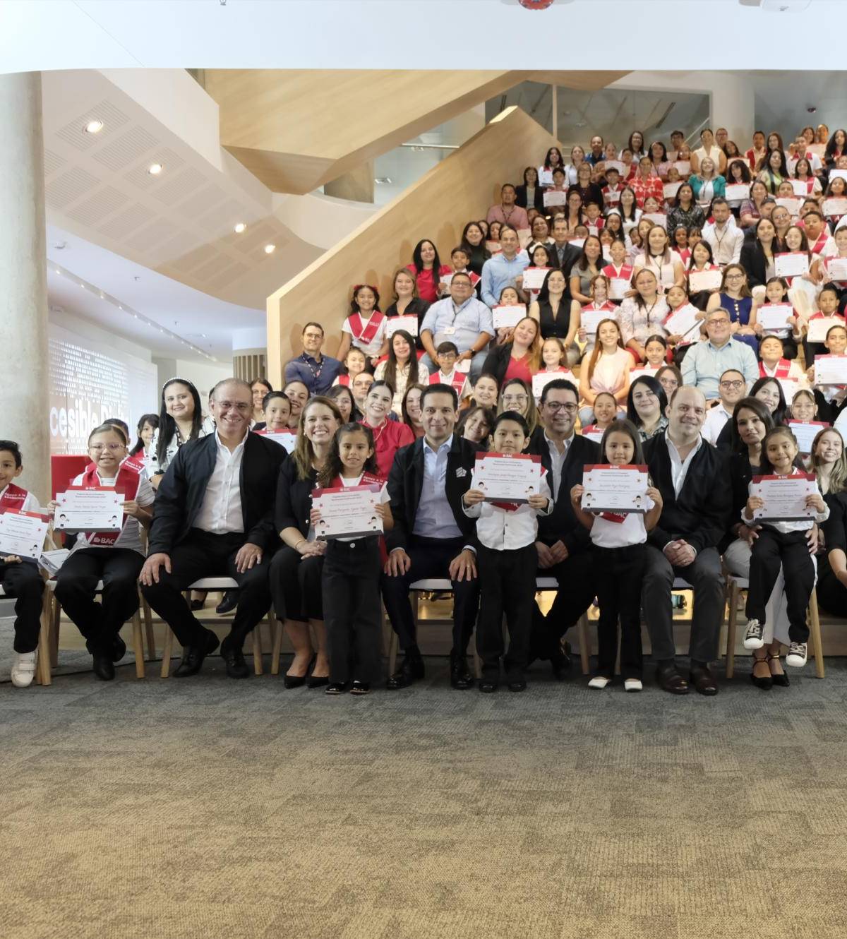 Equipo BAC y beneficiados del Programa Apoyo a la Excelencia