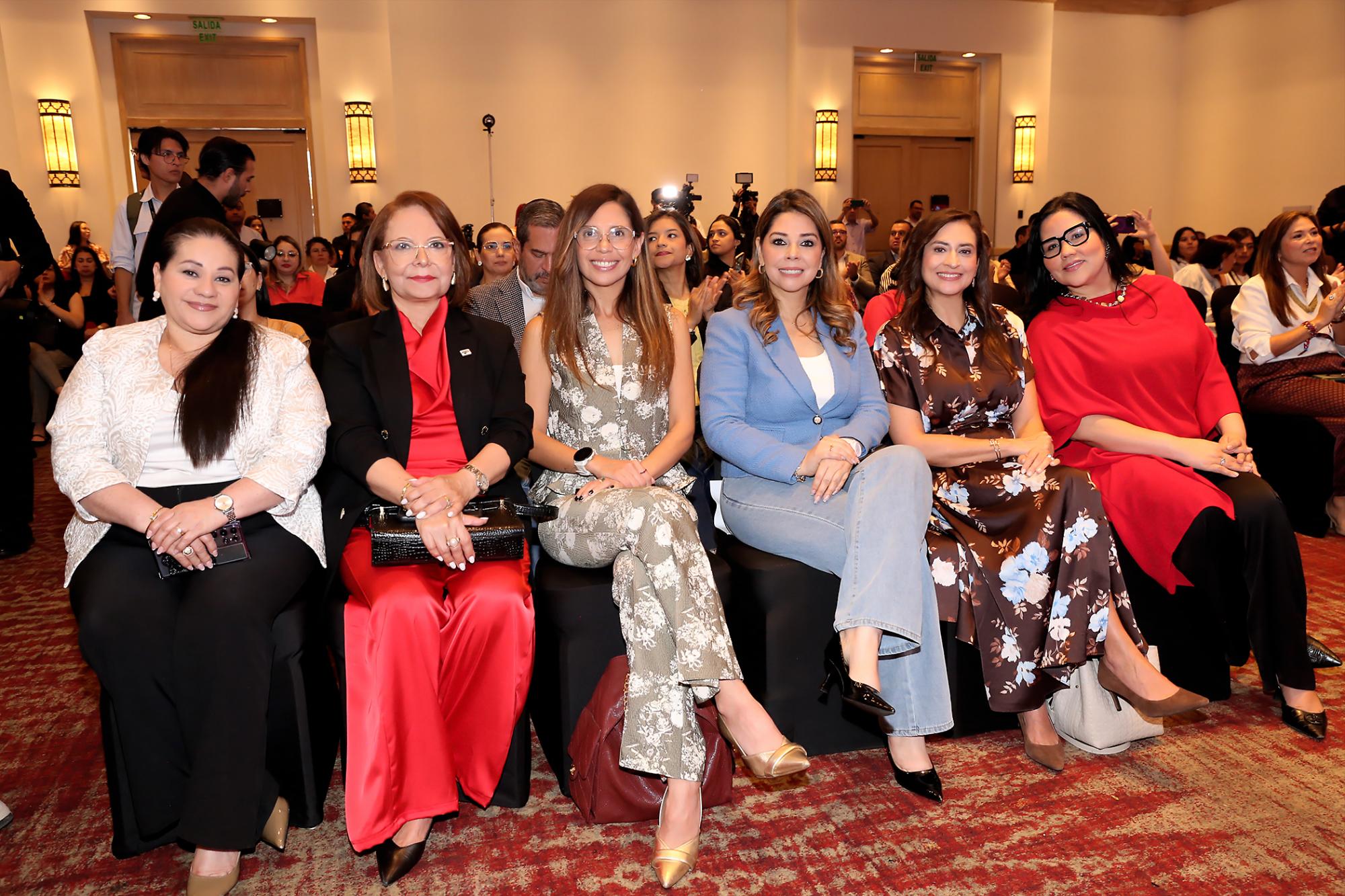 Durante el evento representantes de BAC y la designada presidencial María Antonieta Mejía se hicieron presentes en la premiación y graduación del programa de Mentorías Mujeres BAC 2026.