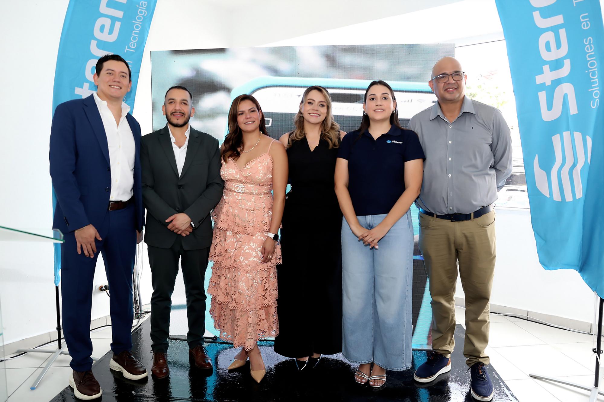 Colaboradores de la marca Steren inaugura su tienda número 10 en Honduras.
