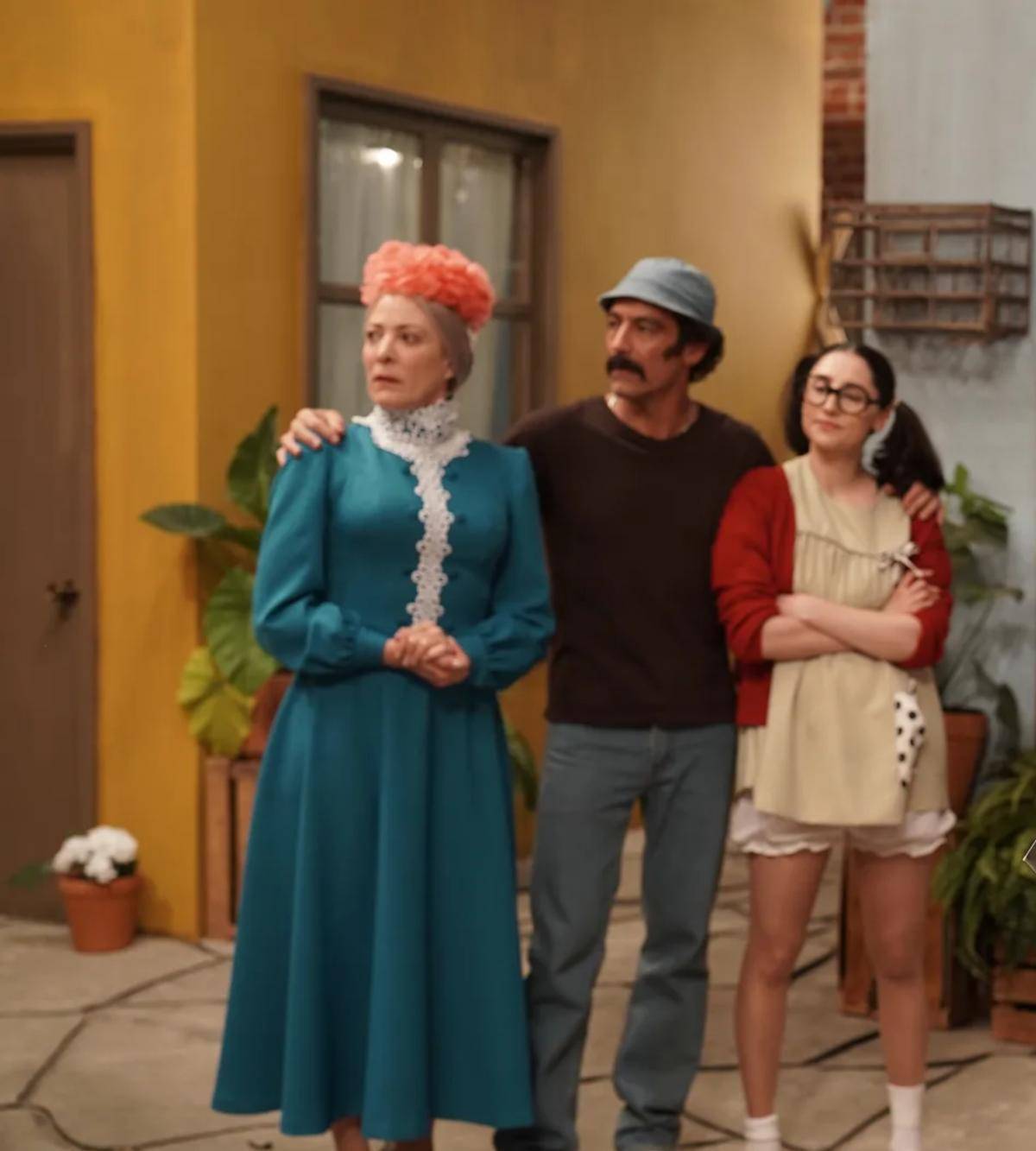 <i>“Chespirito: Sin querer queriendo”</i> no solo narra el ascenso de Roberto Gómez Bolaños, también explora las relaciones que moldearon su carrera y su vida personal. A través de personajes inspirados en figuras reales, la serie revela el detrás de cámaras de un fenómeno televisivo, mostrando los vínculos, roces y afectos que existieron fuera del set.