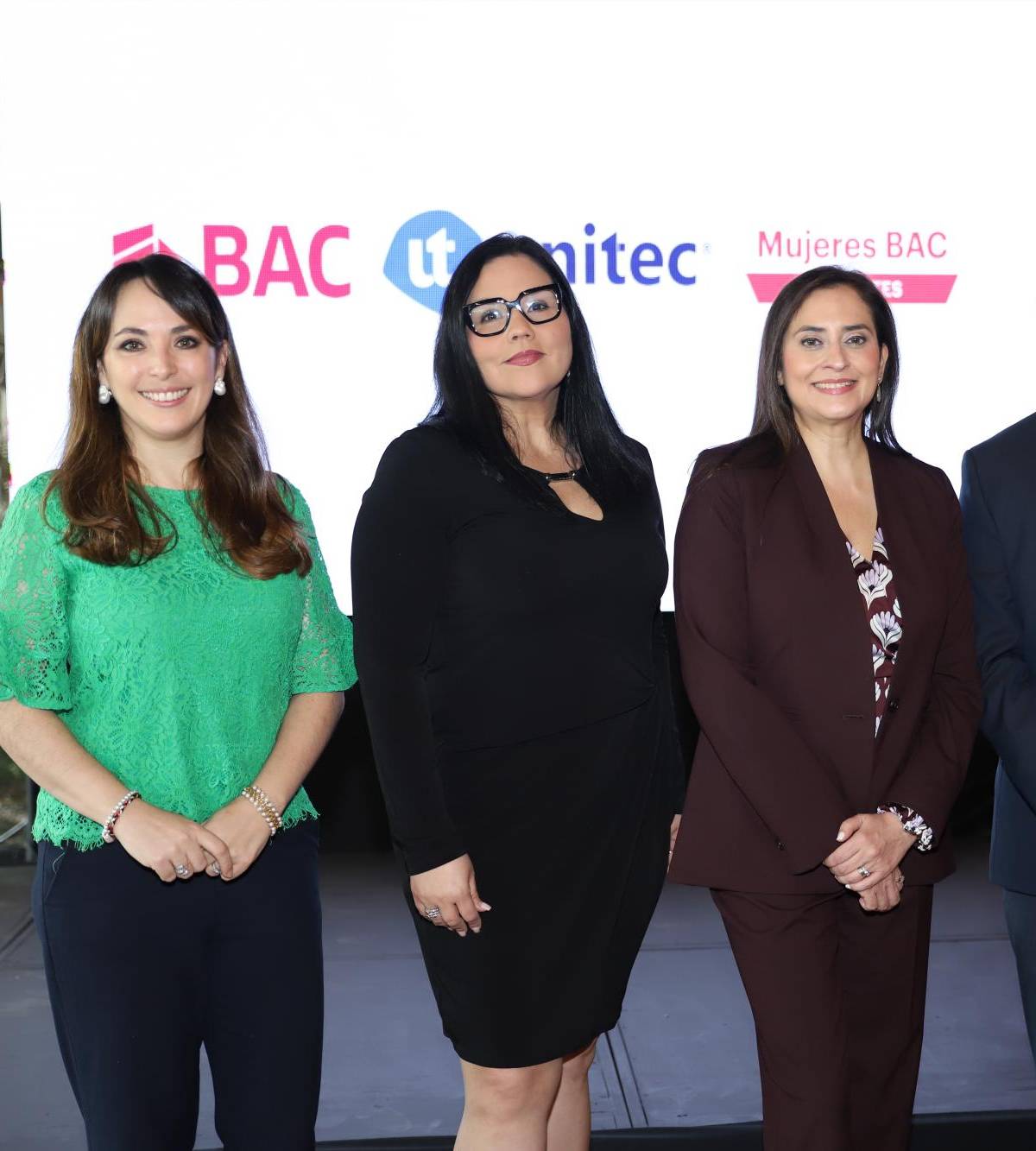 Carmen Miselem, Ganadora de la 5ta Edición de Mentorías Mujeres BAC; Roxana Espinal, Vicepresidente de Vinculación Institucional UNITEC; Valeria Ríos, Vicepresidente de Estrategia Comercial, Mercadeo y Sostenibilidad de BAC y José Durón, Gerente comercial de multicanal y sostenibilidad.