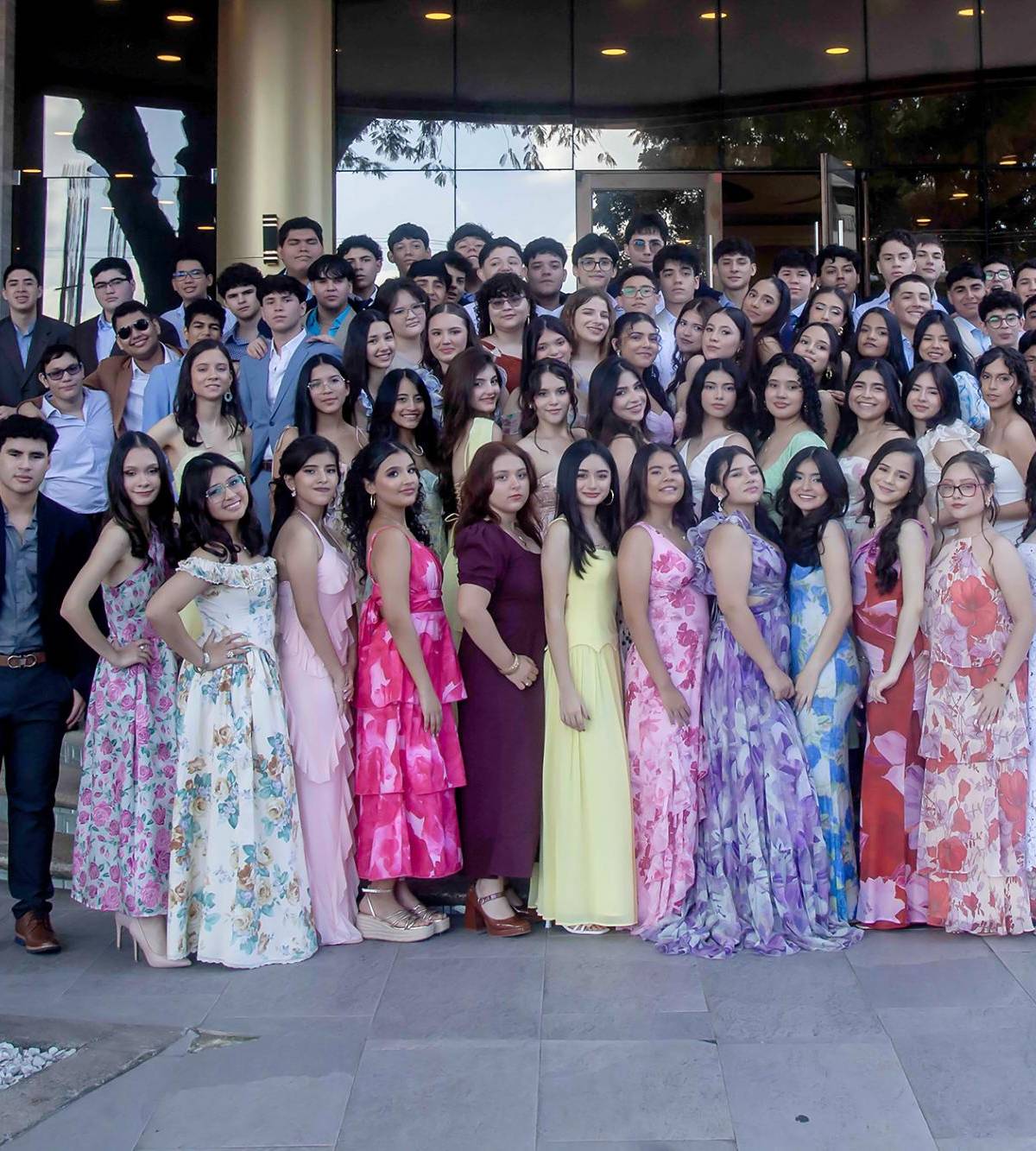 La generación 2026 de la Saint Peter Academy se reunió en el salón Jordán del Club Hondureño Árabe para celebrar su Welcome Breakfast y dar inicio a su último año escolar. La temática del desayuno fue “Un amanecer en Santorini” con decoración de estampados griegos y mosaicos en pinceles azules. La mañana transcurrió en sesiones de fotos, la degustación de su desayuno internacional y la música de saxofón que ejecutó el artista Edward Romero.
