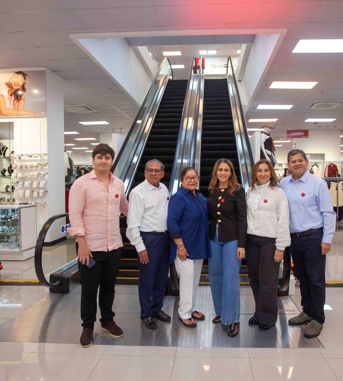 Diego, Don Vicente, Doña Paquita, Francis, Jenny y Hernán Carrión, durante el lanzamiento de la promoción “Al ritmo de las tendencias”.