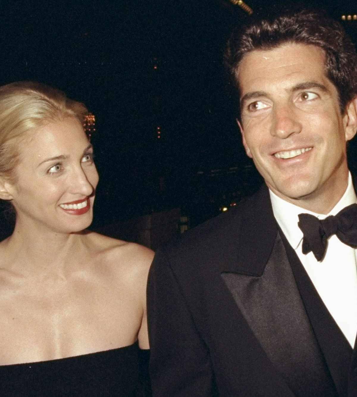 John F. Kennedy Jr. y Carolyn Bessette-Kennedy en la gala de la Municipal Art Society.