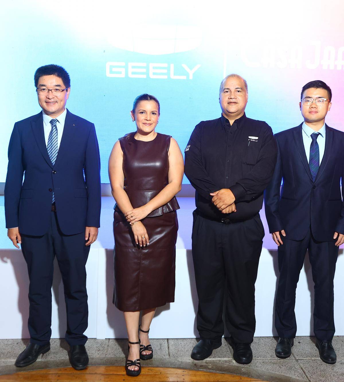 Representantes de Geely Auto y Casa Jaar durante el acto oficial de lanzamiento de la nueva sala de exhibición.