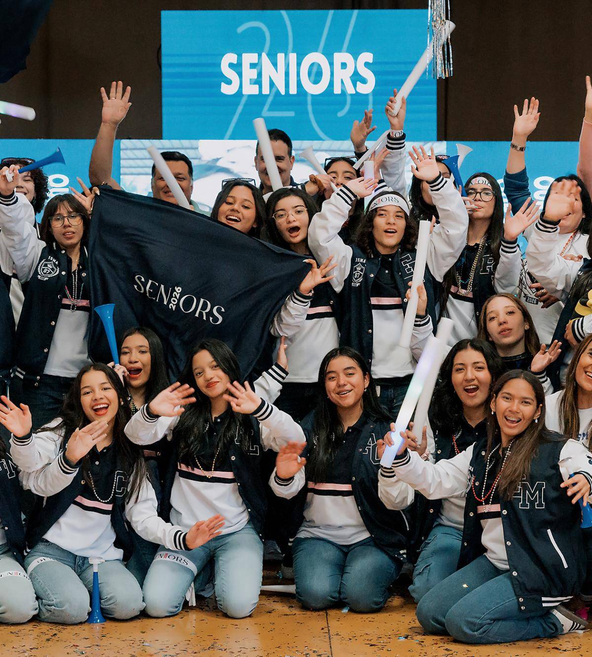 Los 32 seniors del Instituto Salesiano María Auxiliadora se reunieron esa mañana en un punto de Tegucigalpa, desde donde partieron en caravana rumbo a su escuela, donde vivieron una memorable entrance, que incluyó bailes al ritmo de Dj Frank Caba y un alegre carnaval, preludio de su último año de secundaria.