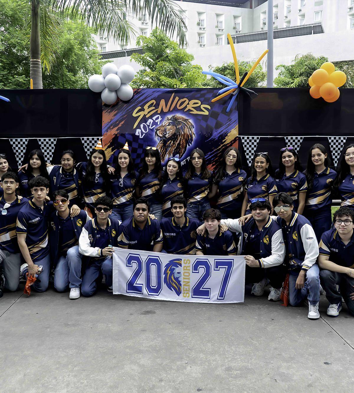 Con emoción los seniors 2027 de la Western International School, se reunieron para celebrar su senior entrance. La cita tuvó lugar en el parqueo del Hotel Copantl &amp; Convention Center. Dando inicio el recorrido hacia centro educativo seguidos por una caravana de autos con globos y autos de carrera.