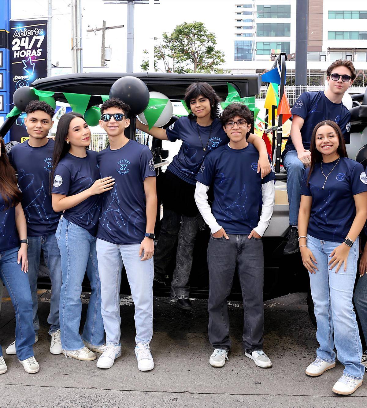 Llenos de emoción y sonrisas los seniors 2027 de Discovery School disfrutaron de su senior entrance iniciando en el Boulevard Morazán para dar inicio a la caravana de carros con decoraciones de globos y más. Entre música y aplausos dieron inicio a su ultimo año escolar marcando el comienzo de una etapa llena de aprendizaje y recuerdos inolvidables.