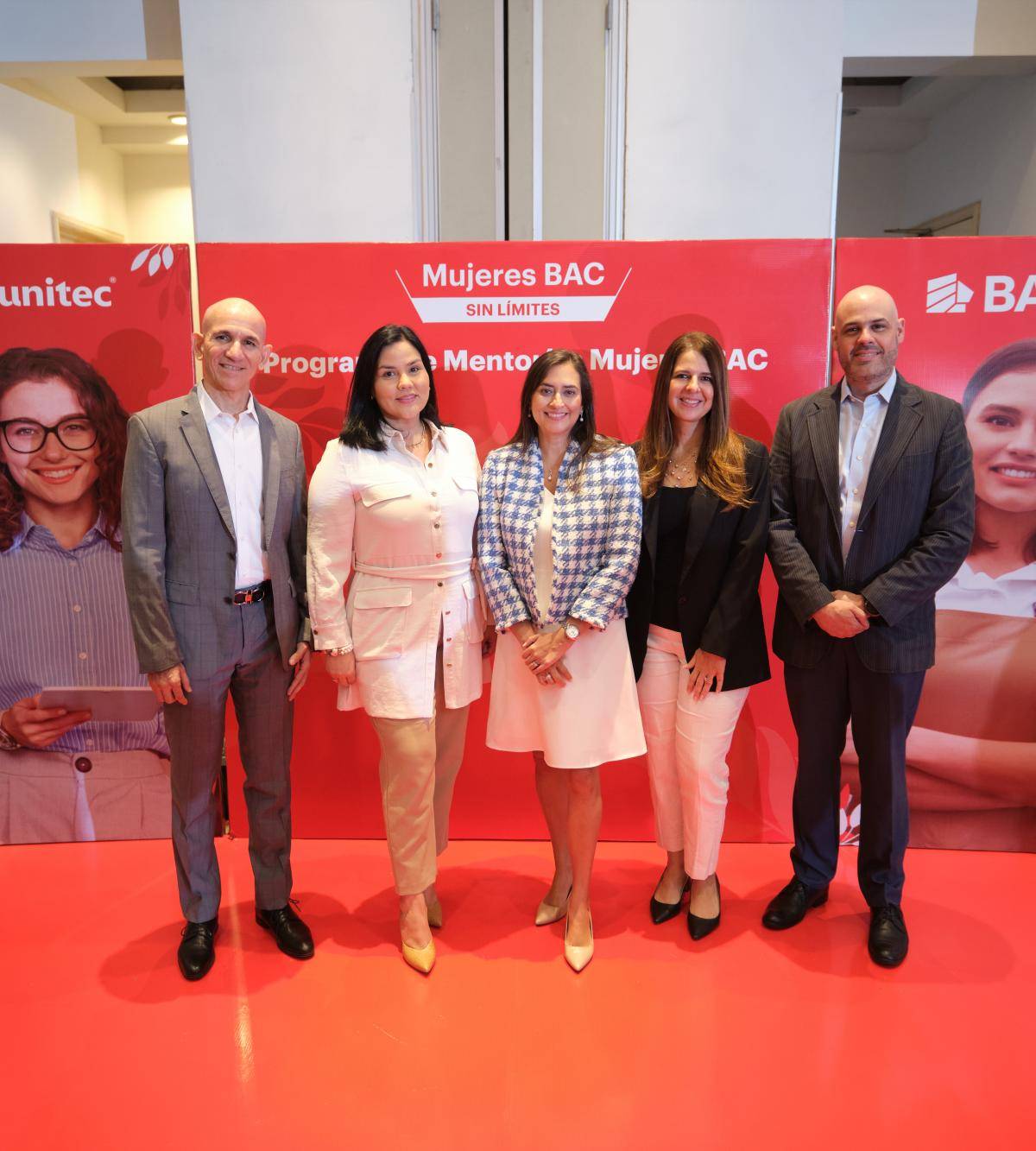 <b>Ejecutivos de BAC: Mauricio Estrada, Valeria Ríos, Melissa Stefan y Sebastián Hidalgo junto a Roxana Espinal (ejecutiva de Unitec, segunda de izquierda a derecha).</b>