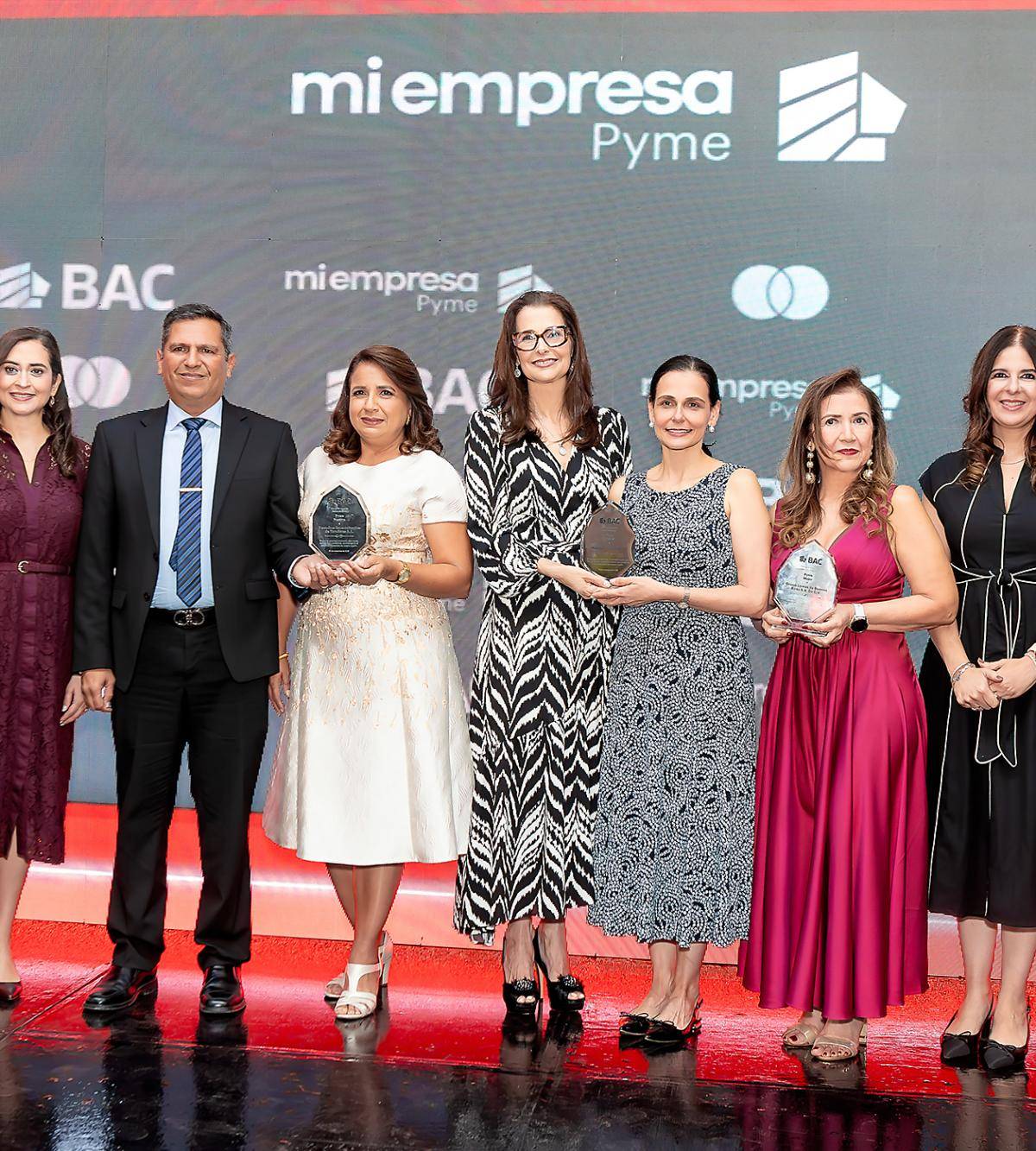 Sebastián Hidalgo, Vicepresidente Adjunto de Comercios Afiliados, Valeria Ríos, Vicepresidente de Estrategia Comercial, Mercadeo y Sostenibilidad , Galardonados Mi Empresa PYME BAC, Melisa Stefan, Vicepresidente Banca de Empresas y Carlos Handal, Presidente Ejecutivo de BAC Honduras.