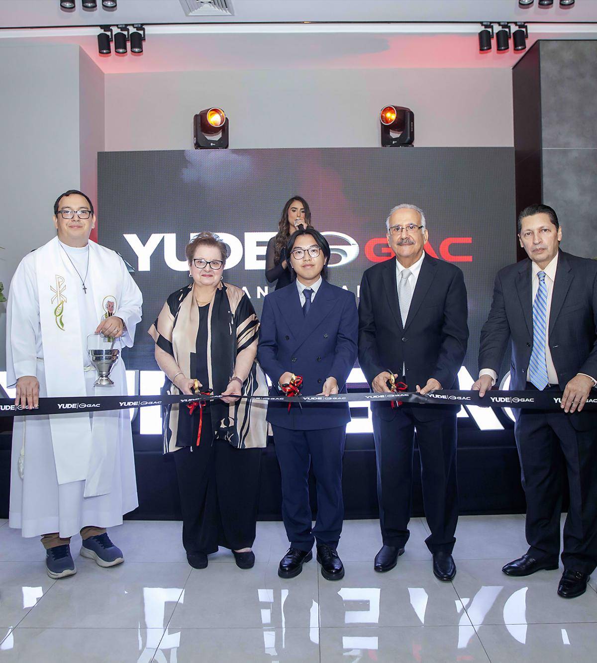 El padre Eduardo Sorto, Martha Canahuati, presidenta del Consejo deAdministración de Yude Motors; Jianbin Yu, representante de GAC; Rafael Kafie, presidente del Grupo de Empresas Yude y Javier Madrid, gerente comercial de la marca GAC en Yude Motors.