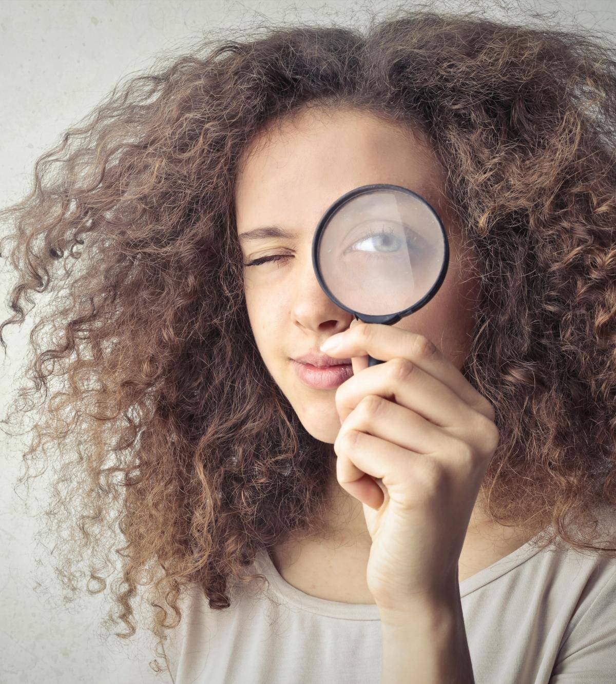 Evitar el frizz en el cabello empieza desde los gestos cotidianos. Aquí algunas claves