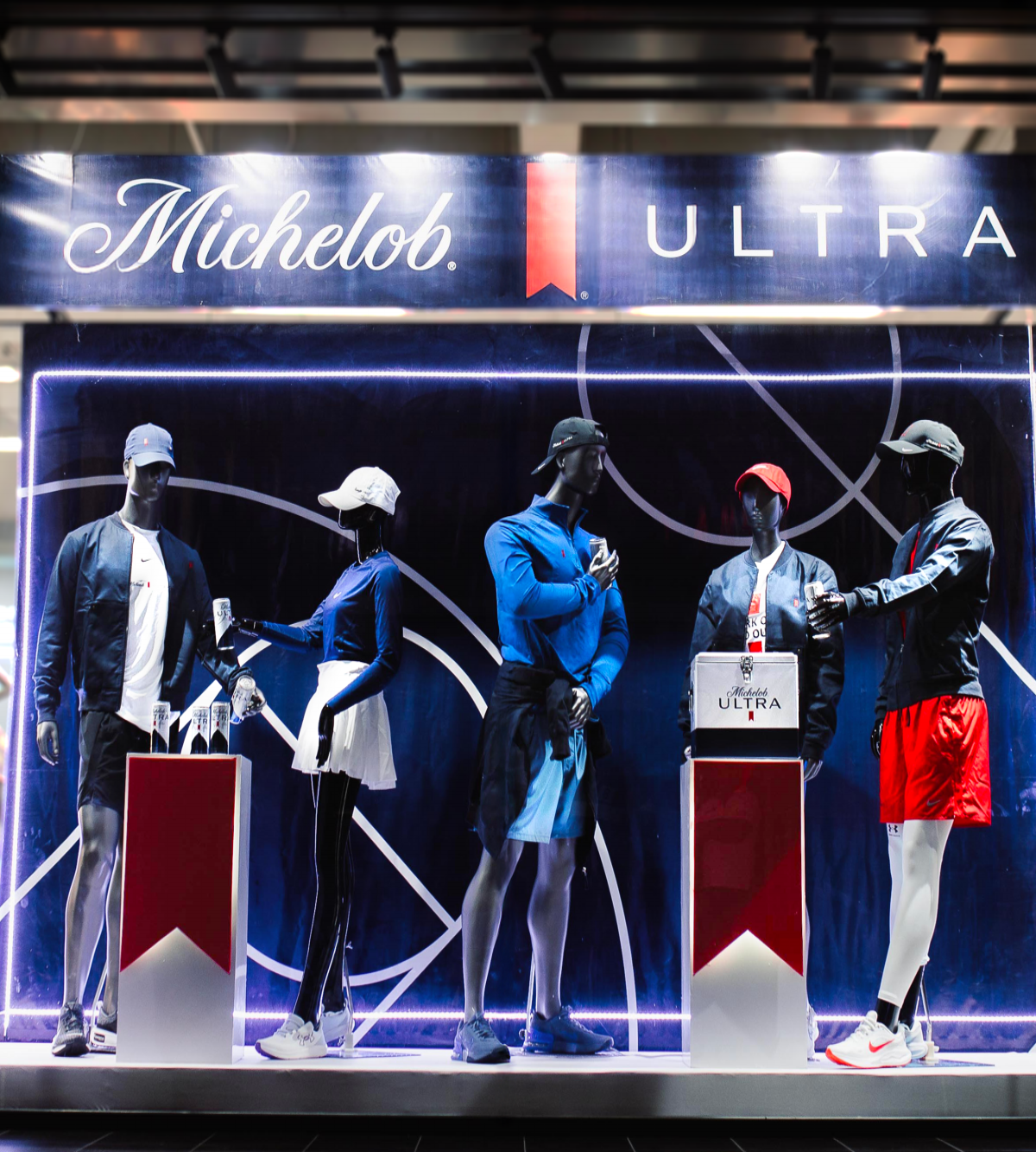 Durante el día, los maniquíes reflejan un estilo de vida activo.