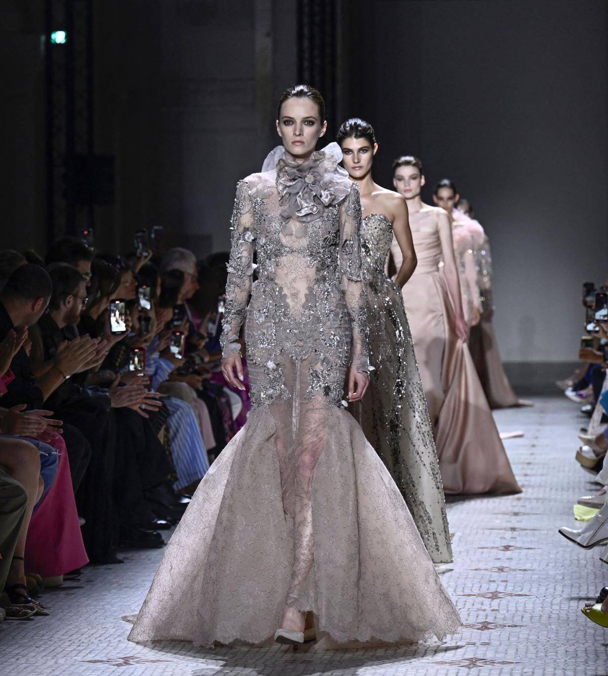 Los vestidos joya que definen el estilo del diseñador libanés Elie Saab se reinventan una vez más en su colección Alta Costura Otoño Invierno 2024/25, presentada en París, donde hizo un delicado despliegue de sedas y bordados artesanales que se fusionan de manera impecable.