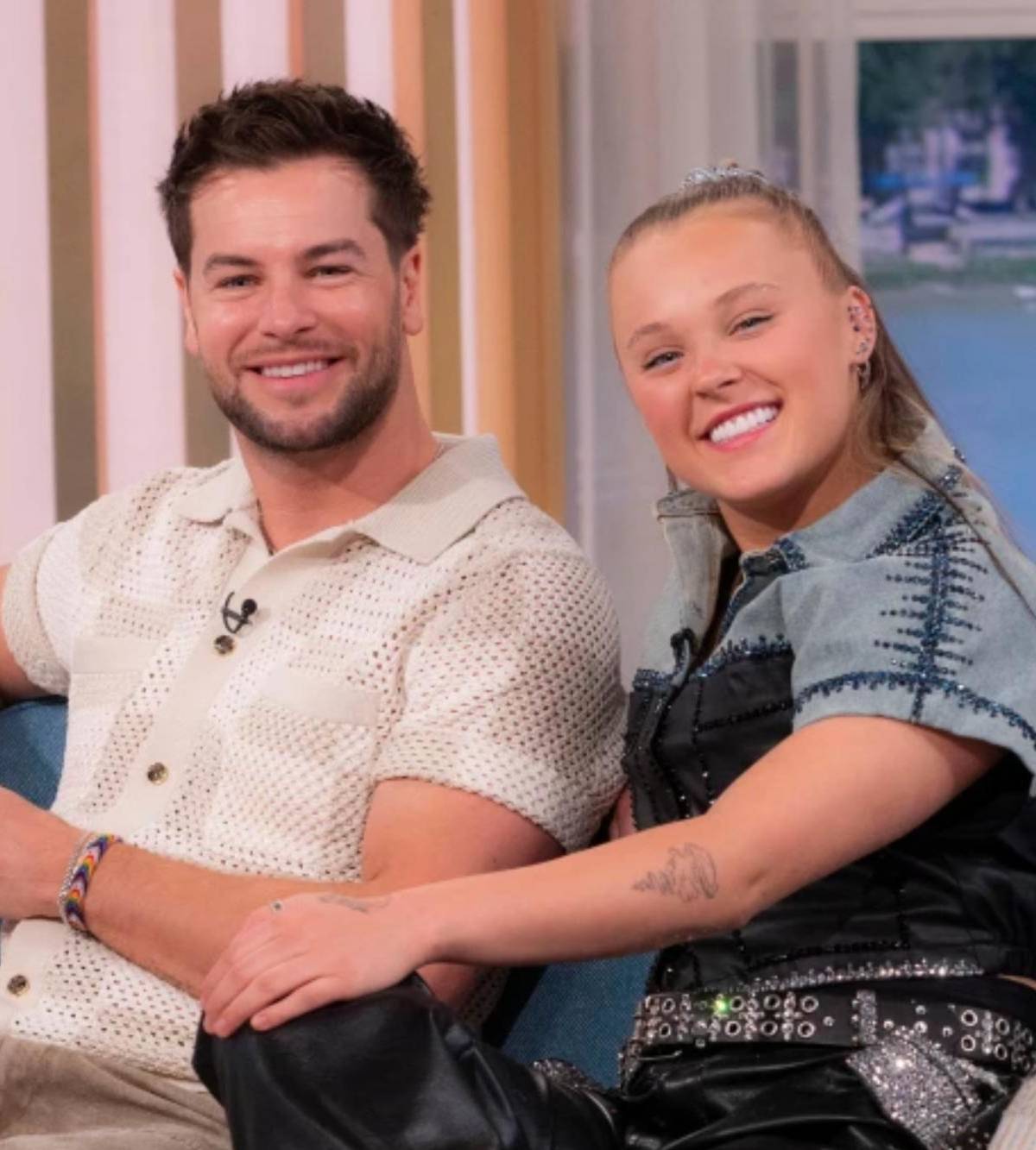 JoJo Siwa confirma su relación con el presentador deportivo Chris Hughes