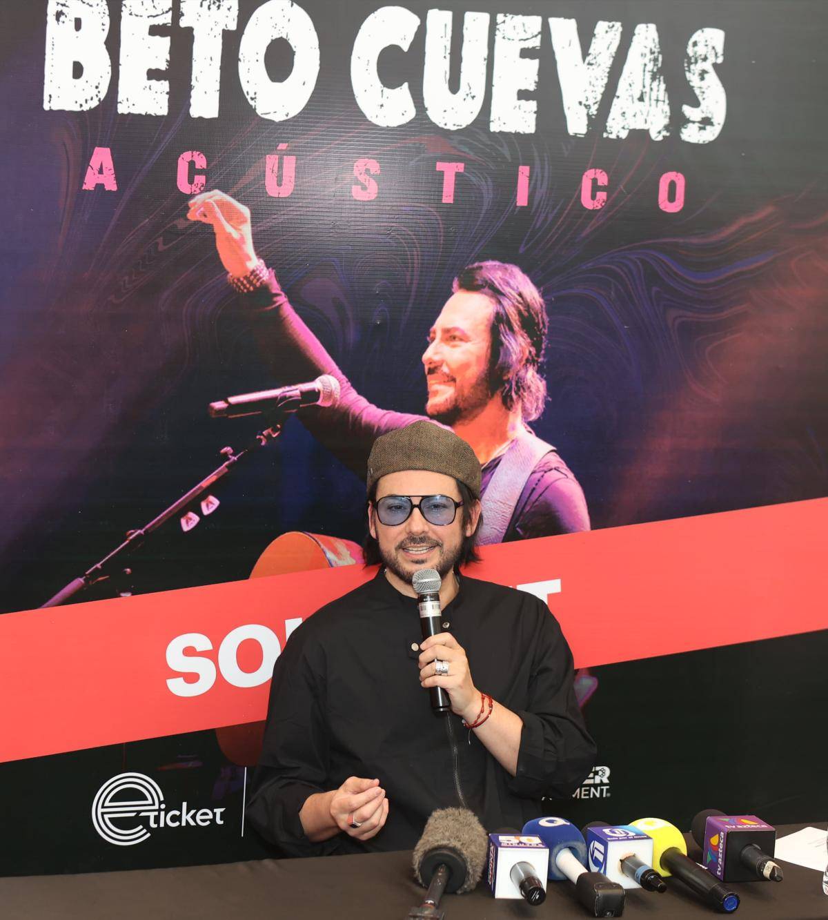 El artista chileno Beto Cuevas durante la conferencia de prensa en la que reconectó de inmediato con la prensa hondureña, previo a su esperado concierto en el Nacional de Ingenieros Coliseum, donde ofrecerá una experiencia acústica única presentada por BAC y CR Entertainment.