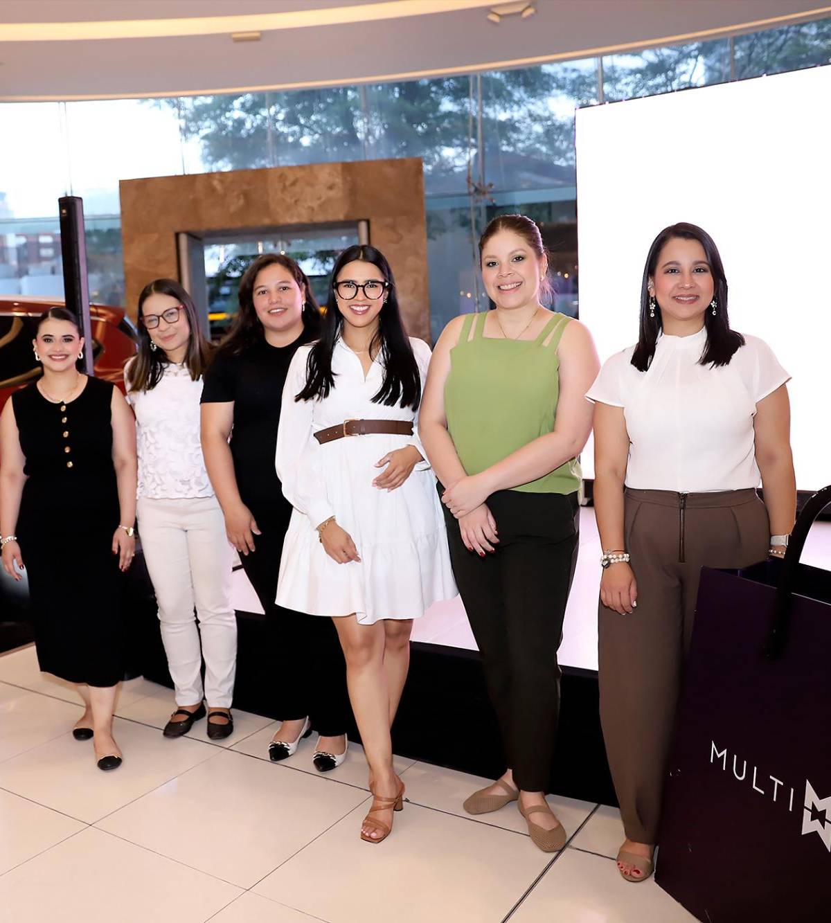 Revista Estilo y Multiplaza presentaron The Mom Break, un evento donde las invitadas disfrutaron de un taller de arcilla que les permitió moldear, explorar y crear piezas únicas a su gusto. La jornada contó con el respaldo de Nissan, que exhibió la nueva Nissan X-Trail e-POWER, protagonista de la experiencia, además de la participación de Perfumerías Magie y Estée Lauder, aportando un toque de belleza y lifestyle a este evento.