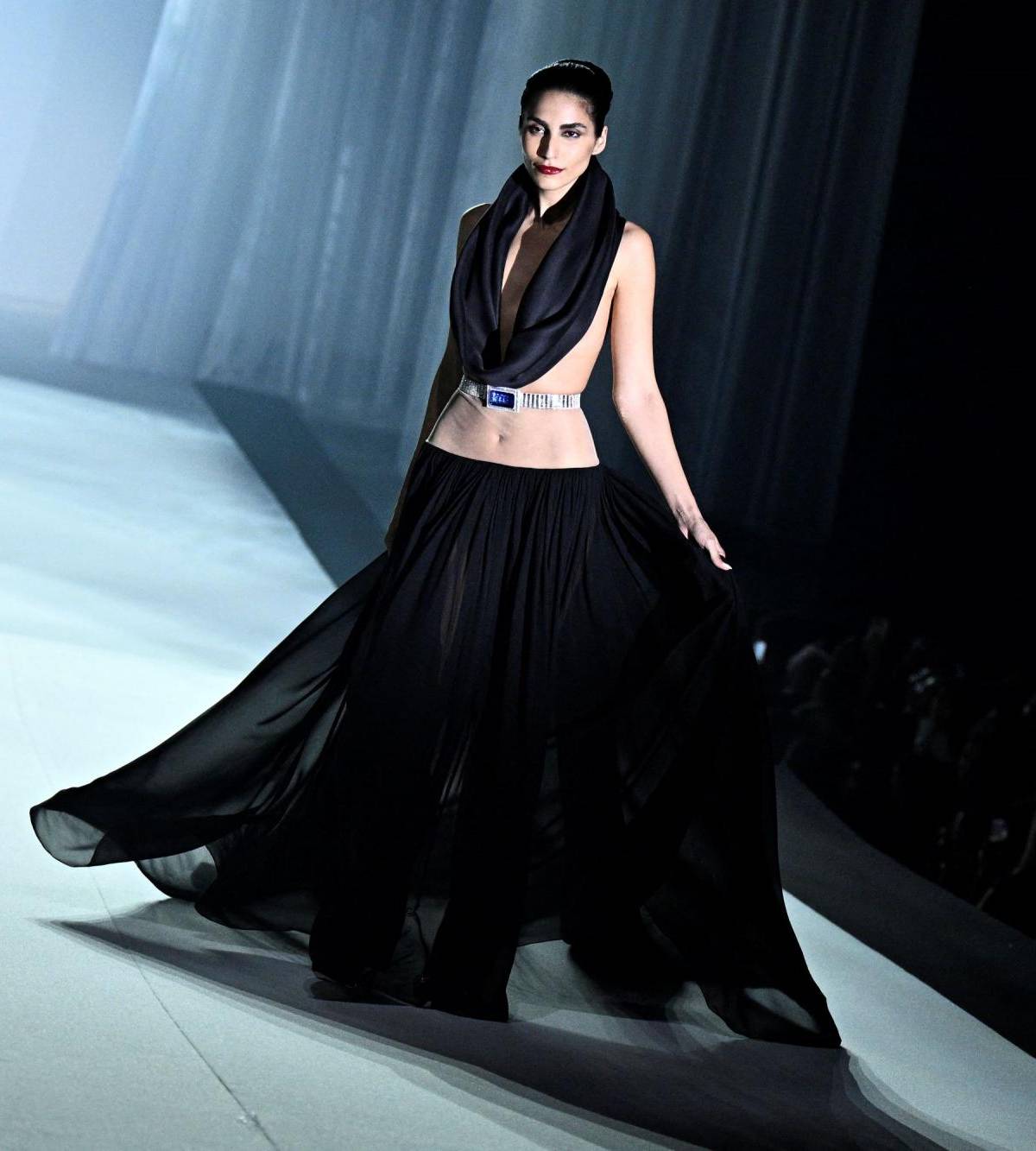 El diseñador francés Stephane Rolland presentó en la Semana de la Alta Costura en París su colección Otoño Invierno 2024/25 en la que como es costumbre predominaron volúmenes, formas teatrales, faldas corpulentas, estructuras envolventes y diseños tridimensionales, la más pura esencia del haute couture.