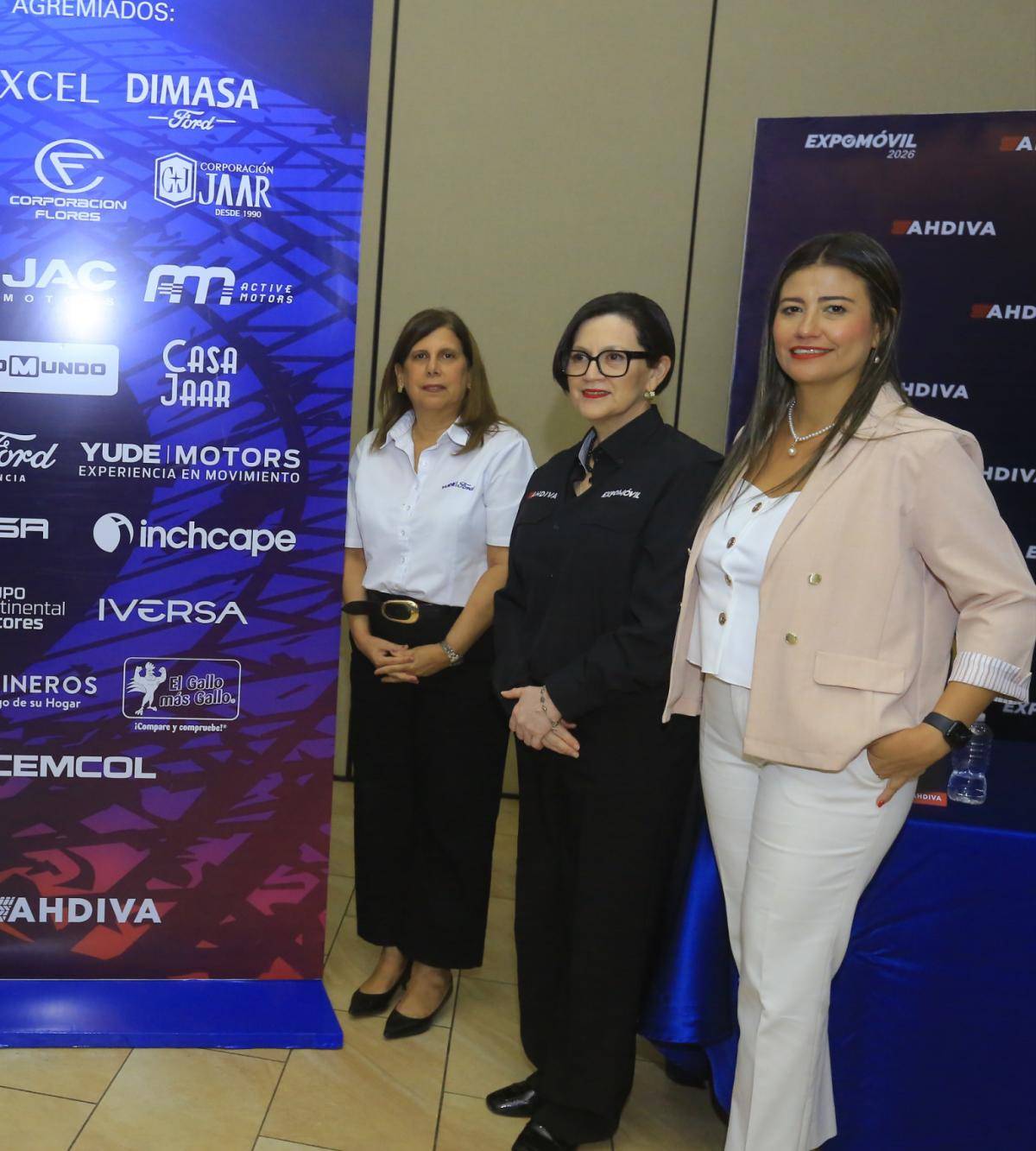 Laura Izaguirre con José Luis Ramírez, María Alexandra Canahuati, María Eugenia Fernández y Zayda Baide.