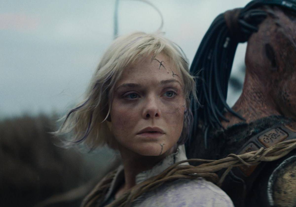 Elle Fanning y Dimitrius Schuster-Koloamatangi protagonizan <i>Depredator: Tierras Salvajes,</i> que llega a los cines 38 años después del estreno del filme original.