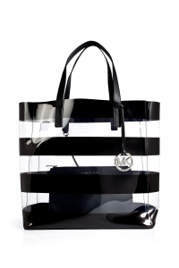 Los bolsos transparentes son el accesorio ideal para lucir en la playa, Eliza tote by Michael Kors.