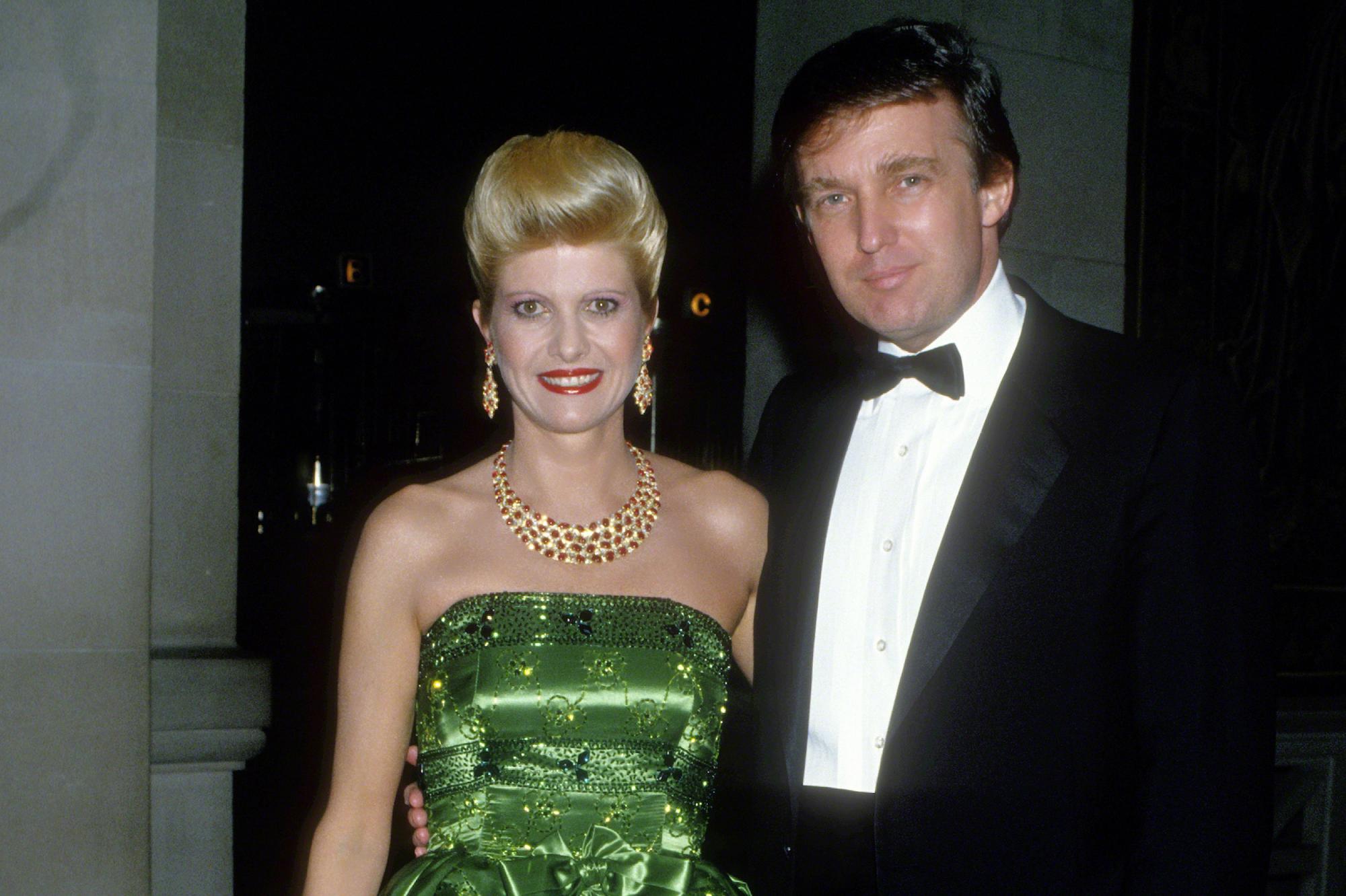 $!Ivana y Donald Trump en New York en 1987. (Photo by PL Gould/IMAGES/Getty Images)