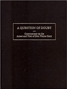 A Quest for Doubt de John Wayne Gacy y Shane BugbeeGacy fue también conocido como The Killer Clown y fue condenado por el asesinato de nada más de 30 personas de entre 9 y 20 años. En el libro escribe: “Esta no es una autobiografía que cubra toda mi vida, sino un relato detallado de la pesadilla que viví desde el 11 de diciembre de 1978 hasta el 13 de marzo de 1980. Esta es la historia del brebaje de mentiras y engaños calculados creado por la policía y los noticieros”.