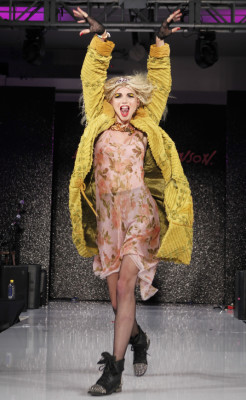 Betsey Johnson celebra cumpleaños en NYFW