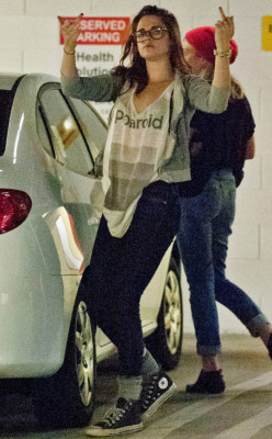 Kristen demuestra 'cariño' a la prensa