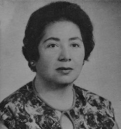 <b>Argentina Díaz Lozano</b>Desde las raíces de Santa Rosa de Copán emergió una talentosa novelista y periodista hondureña, candidata al Premio Nobel de Literatura. Su pluma, impregnada de un romanticismo tardío, alcanzó su cenit con la aclamada novela histórica Mayapán. Fundadora de varias obras culturales, su legado trasciende las páginas, tejiendo conexiones culturales que perduran en la rica trama de la literatura y las artes.