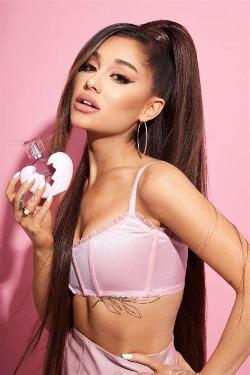 <b>Ariana Grande</b>En el 2013, Ariana compartió en su Twitter que se había convertido completamente en vegana. La artista basa su dieta en alimentos típicos de la cultura japonesa como las judías azuki, el daikon, la raíz de loto, el arroz integral, las algas, entre otros.