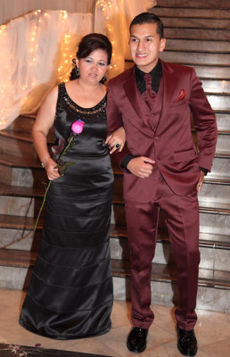 Seniors de la Mayan School se graduan