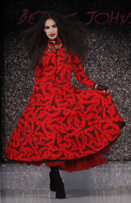 Betsey Johnson celebra cumpleaños en NYFW