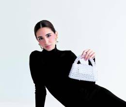 El fashion sense de Michaela Fajardo es su mejor arma al momento de curar y seleccionar las originales piezas de Caela, una tienda virtual que apuesta por la autenticidad.