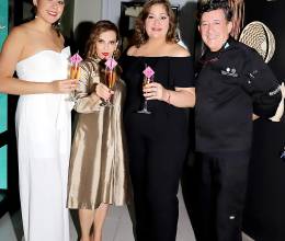 ESTILO fue anfitriona de un viaje por la alta gastronomía hondureña durante una cena en el restaurante 9 Patrias de Unitec. Un exclusivo grupo de clientes y amigos de la marca insigne de Grupo Opsa disfrutaron esa experiencia sensorial en la que además se hizo un repaso visual de la evolución de Estilo durante su historia de casi 27 años. En la imagen; Michelle Marsan, Blanca Bendeck, Isabel Sabillón y Daniel O’Connor