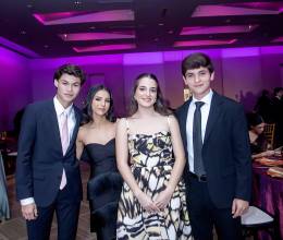 El Club Hondureño Árabe fue el escenario elegido para Marrakech Nights, el senior dinner 2026 de la Escuela Internacional Sampedrana. La decoración, a cargo del equipo de la planner Sofía Barleta, transformó el espacio con tapices, alfombras, lámparas árabes y estaciones temáticas. Cada detalle, cuidadosamente preparado por el gabinete de padres de familia, dio vida a una celebración auténtica, llena de estilo, color y energía juvenil.